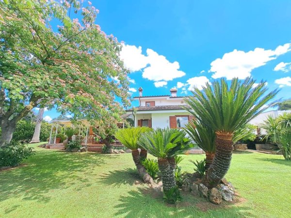 casa indipendente in vendita a Sacrofano in zona Borgo Pineto