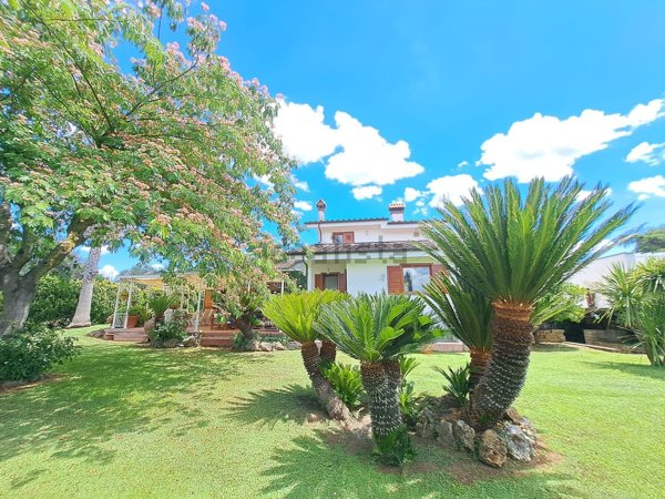 casa indipendente in vendita a Sacrofano in zona Borgo Pineto