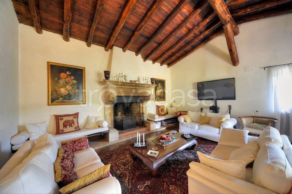 casa indipendente in vendita a Sacrofano in zona Monte Caminetto