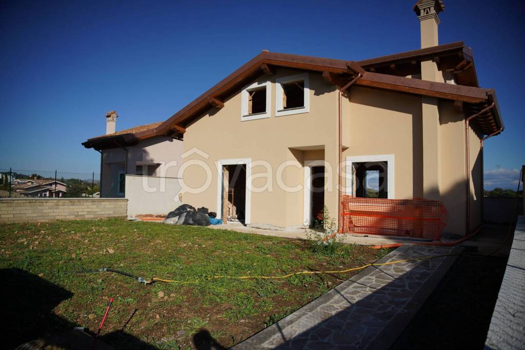casa indipendente in vendita a Sacrofano in zona Monte Caminetto