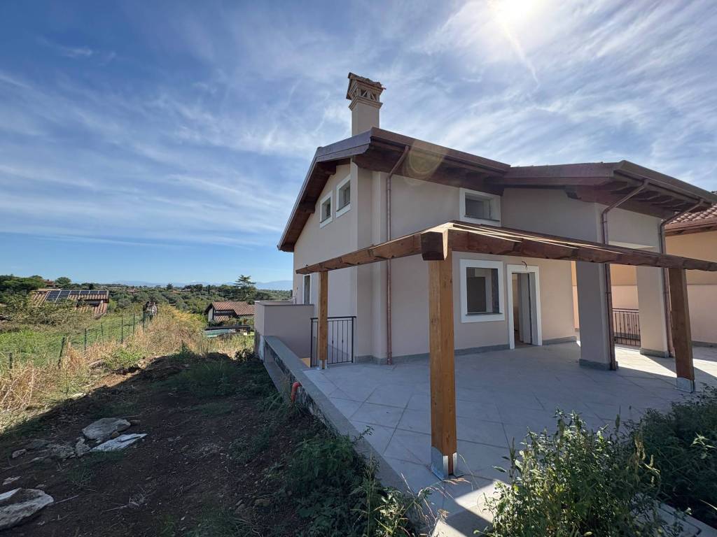 casa indipendente in vendita a Sacrofano in zona Monte Caminetto