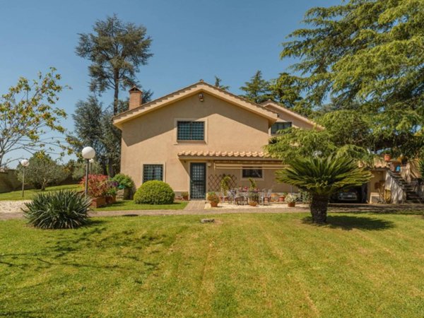 casa indipendente in vendita a Sacrofano in zona Monte Caminetto