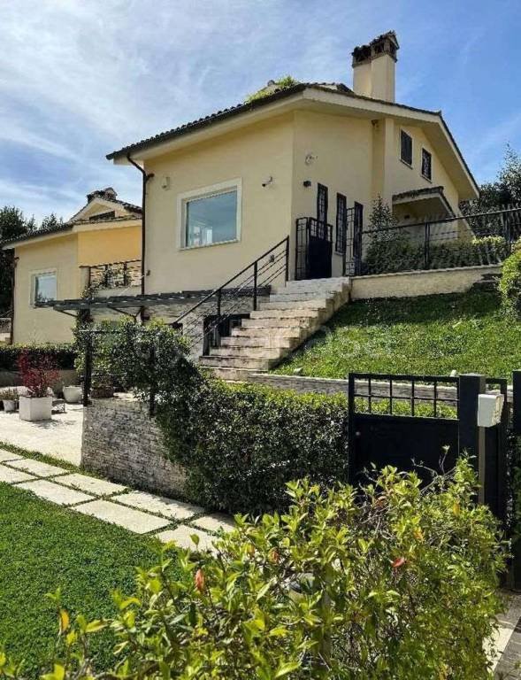appartamento in vendita a Sacrofano in zona Monte Caminetto