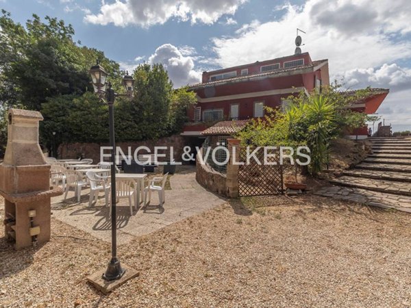 casa indipendente in vendita a Sacrofano in zona Monte Caminetto