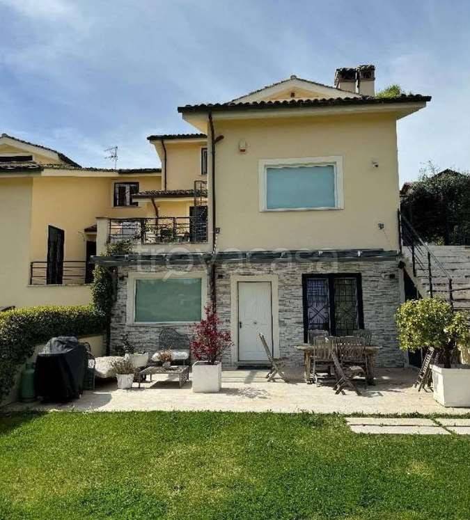 casa indipendente in vendita a Sacrofano in zona Monte Caminetto