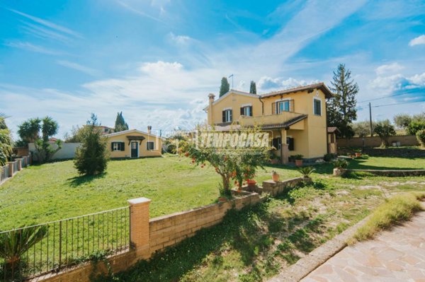 casa indipendente in vendita a Sacrofano in zona Monte Caminetto