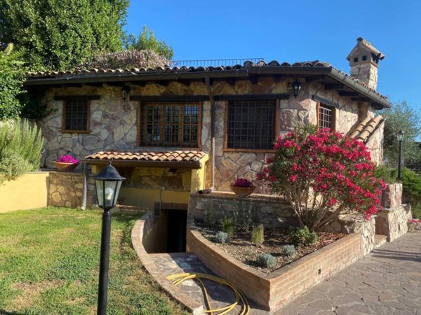 casa indipendente in vendita a Sacrofano in zona Monte Caminetto