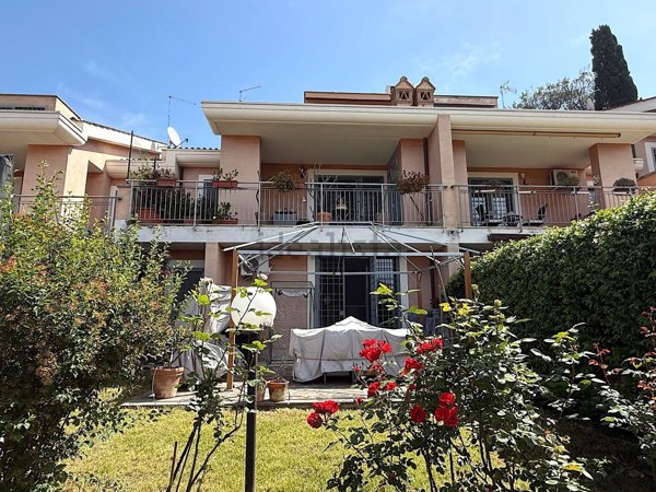 casa indipendente in vendita a Sacrofano in zona Monte Caminetto