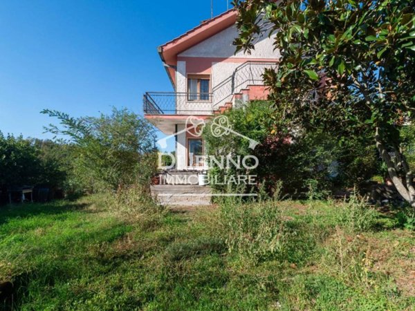 casa indipendente in vendita a Sacrofano in zona Monte Caminetto