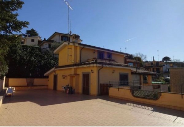 casa indipendente in vendita a Sacrofano in zona Santa Maria