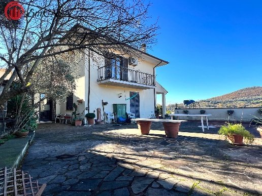casa indipendente in vendita a Sacrofano in zona Santa Maria