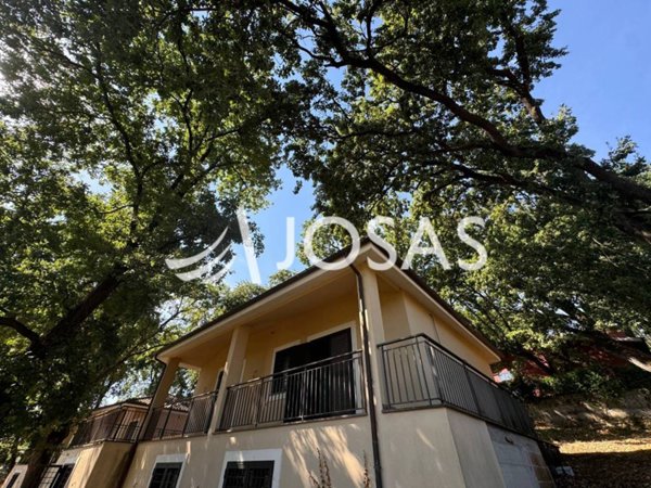 casa indipendente in vendita a Sacrofano in zona Monte Caminetto