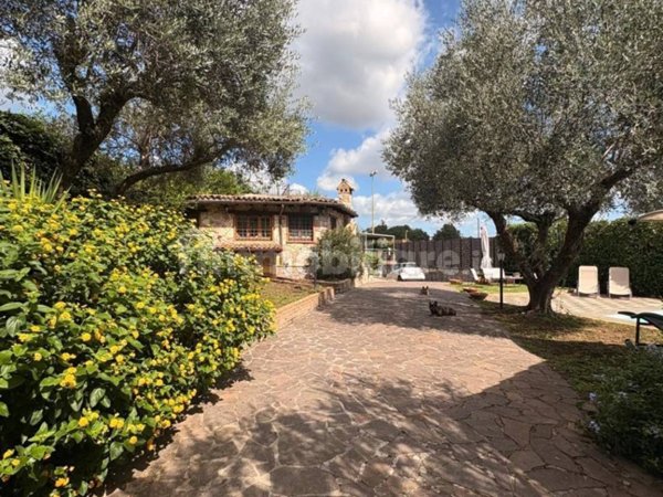 casa indipendente in vendita a Sacrofano in zona Monte Caminetto