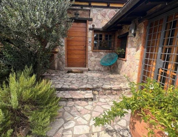 casa indipendente in vendita a Sacrofano in zona Monte Caminetto