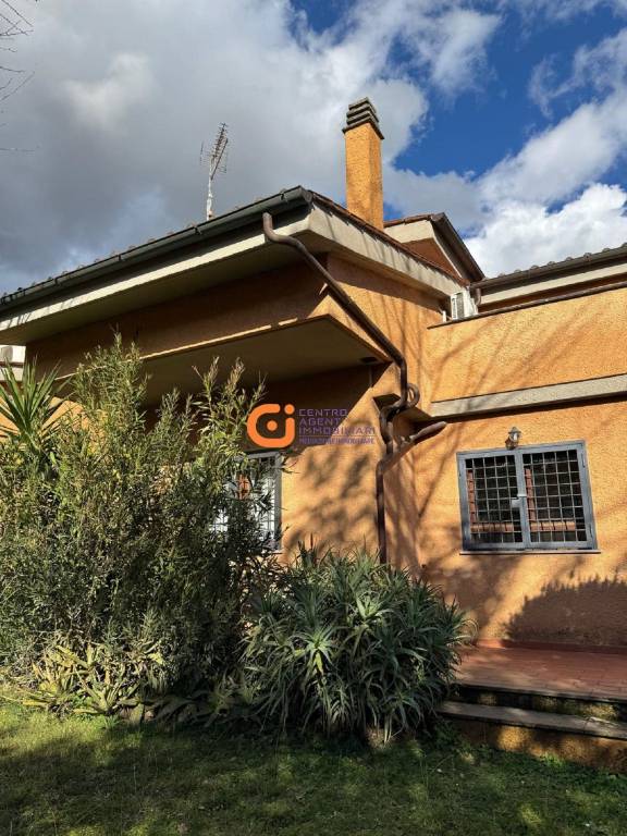 casa indipendente in vendita a Sacrofano in zona Monte Caminetto