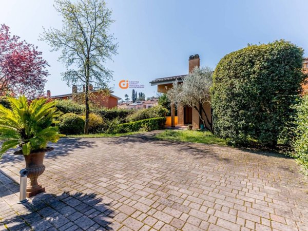 casa indipendente in vendita a Sacrofano in zona Monte Caminetto