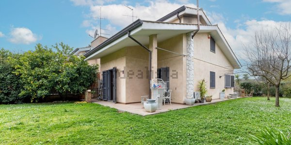 casa indipendente in vendita a Sacrofano in zona Monte Caminetto