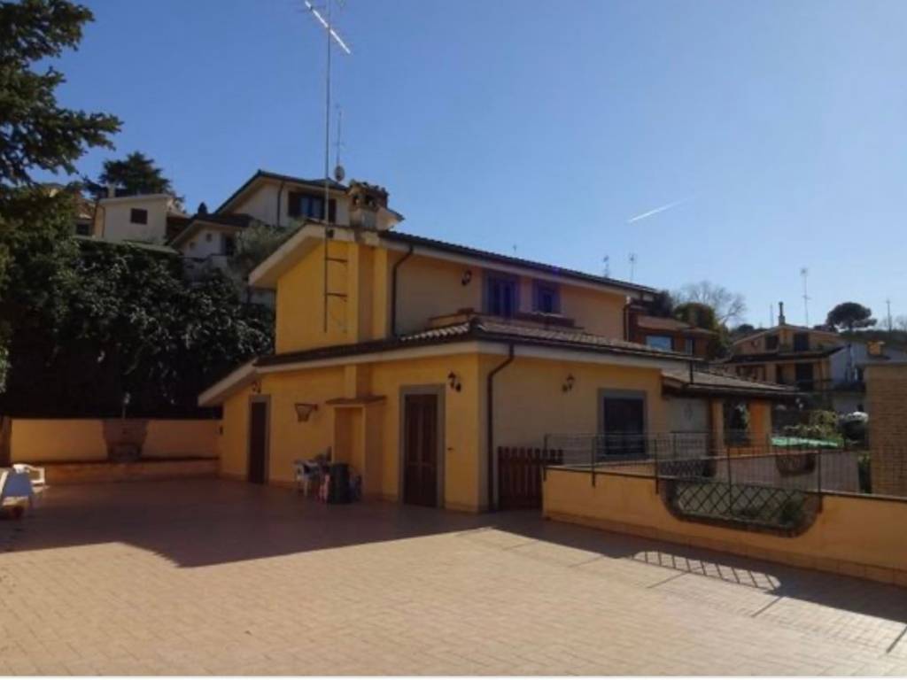 casa indipendente in vendita a Sacrofano in zona Santa Maria