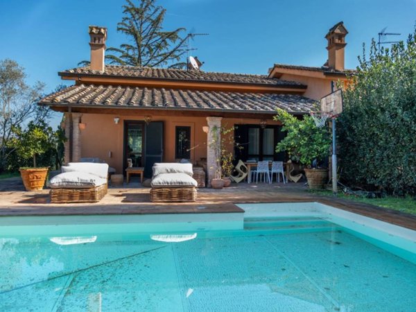 casa indipendente in vendita a Sacrofano in zona Monte Caminetto