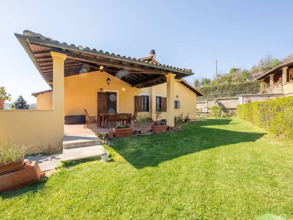 casa indipendente in vendita a Sacrofano in zona Petruscheto