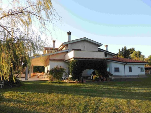 casa indipendente in vendita a Sacrofano in zona Borgo Pineto