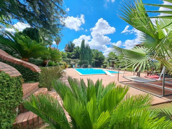 casa indipendente in vendita a Sacrofano in zona Borgo Pineto