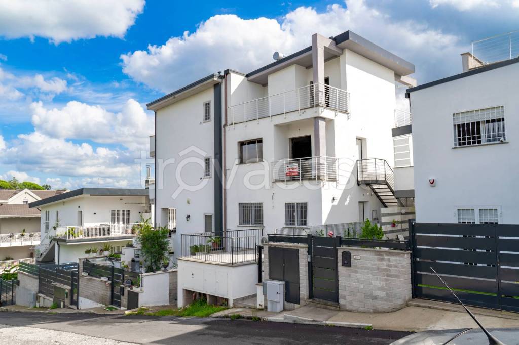 appartamento in vendita a Sacrofano in zona Monte Caminetto