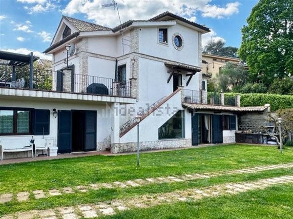 casa indipendente in vendita a Sacrofano in zona Monte Caminetto