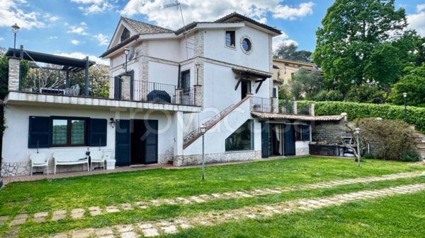 casa indipendente in vendita a Sacrofano in zona Monte Caminetto