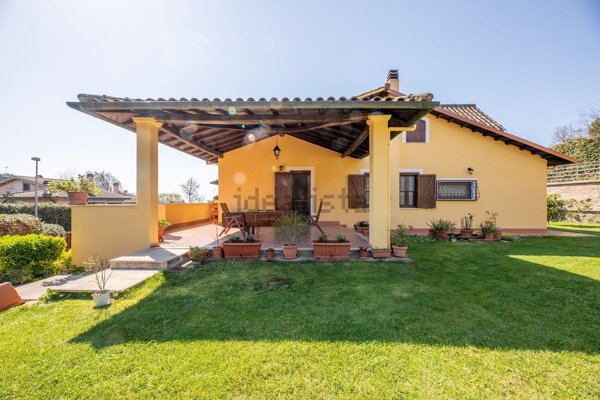 casa indipendente in vendita a Sacrofano in zona Petruscheto