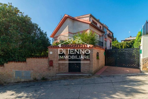 casa indipendente in vendita a Sacrofano in zona Monte Caminetto