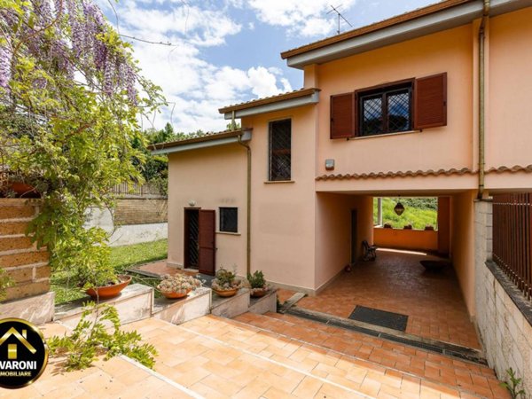 casa indipendente in vendita a Sacrofano in zona Guado Tufo