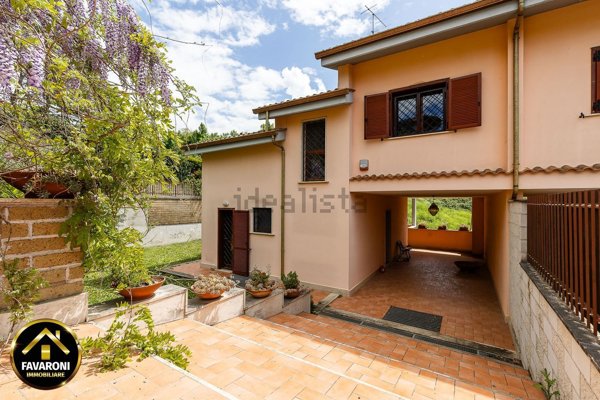 casa indipendente in vendita a Sacrofano in zona Guado Tufo