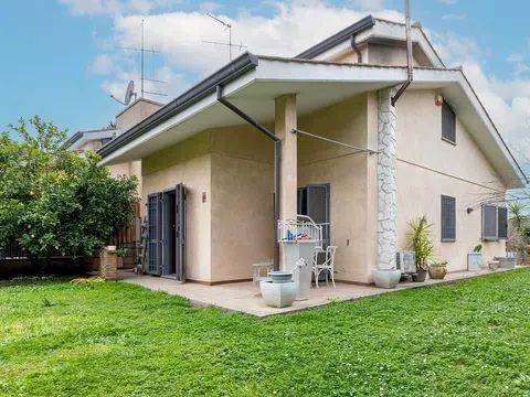 casa indipendente in vendita a Sacrofano in zona Monte Caminetto