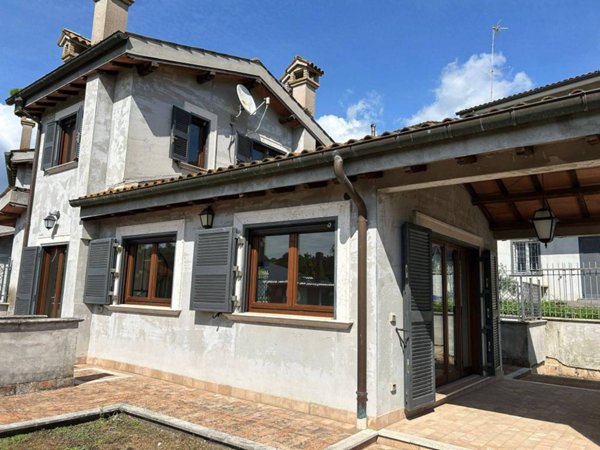 casa indipendente in vendita a Sacrofano in zona Santa Maria