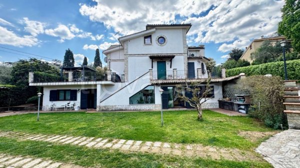 casa indipendente in vendita a Sacrofano in zona Monte Caminetto