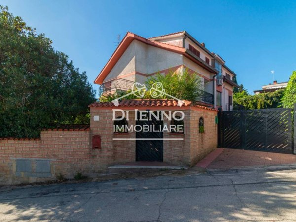 casa indipendente in vendita a Sacrofano in zona Monte Caminetto
