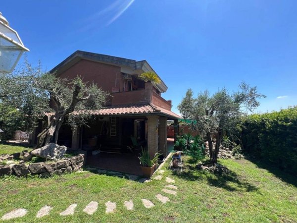 casa indipendente in vendita a Sacrofano in zona Santa Maria