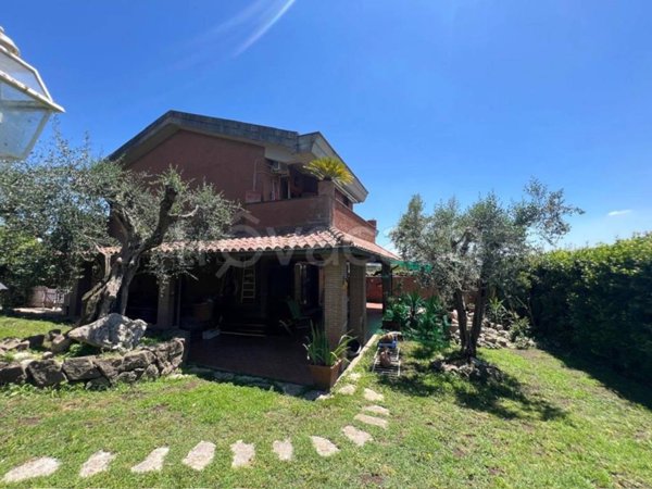 casa indipendente in vendita a Sacrofano in zona Santa Maria