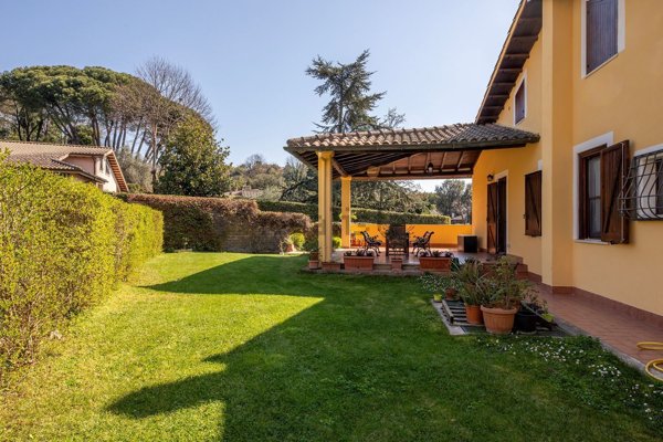 casa indipendente in vendita a Sacrofano in zona Petruscheto