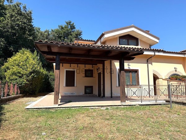 casa indipendente in vendita a Sacrofano in zona Petruscheto