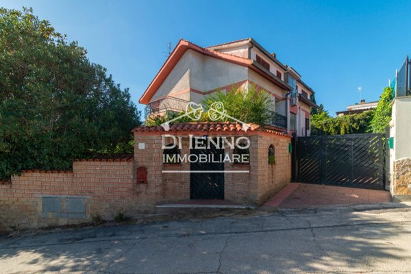 casa indipendente in vendita a Sacrofano in zona Monte Caminetto