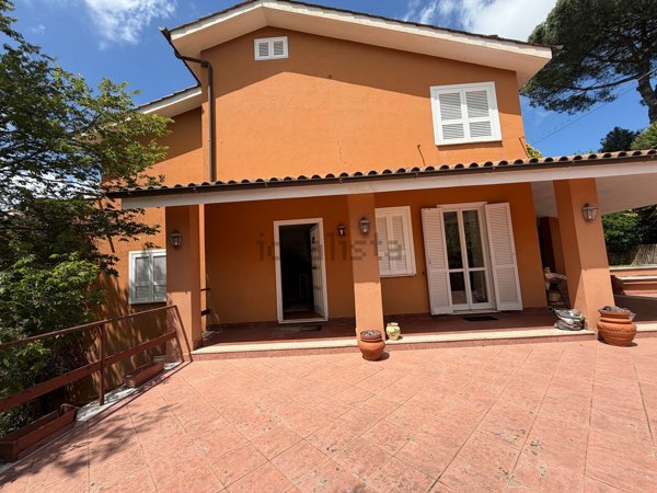 casa indipendente in vendita a Sacrofano in zona Guado Tufo