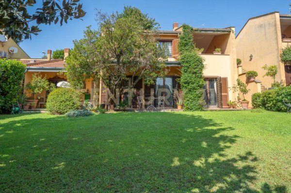 casa indipendente in vendita a Sacrofano in zona Guado Tufo
