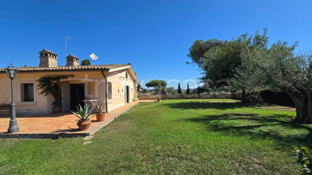 casa indipendente in vendita a Sacrofano in zona Monte Caminetto
