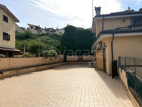casa indipendente in vendita a Sacrofano in zona Santa Maria