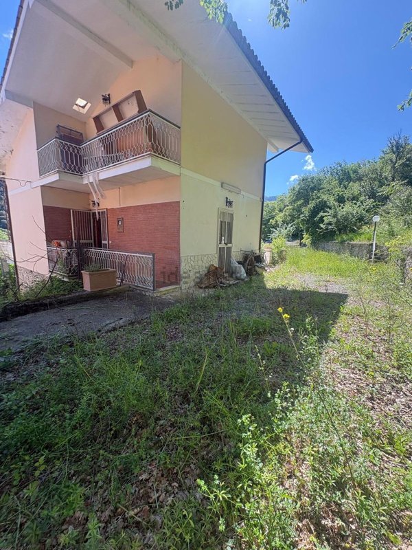 casa indipendente in vendita a Sambuci