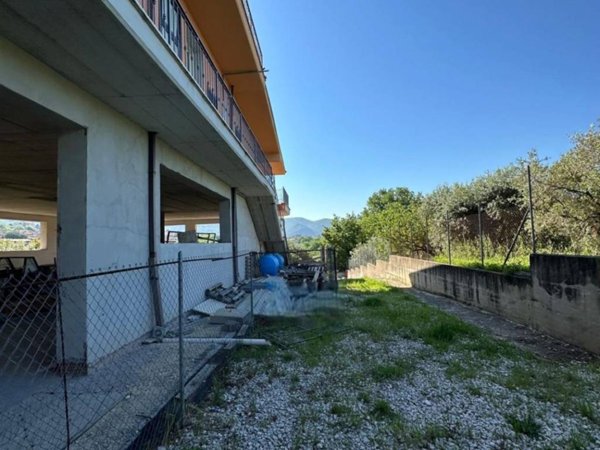 locale commerciale in vendita a San Polo dei Cavalieri