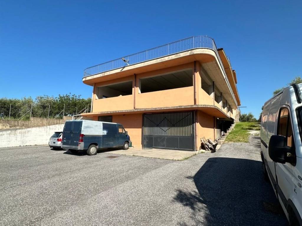 locale commerciale in vendita a San Polo dei Cavalieri