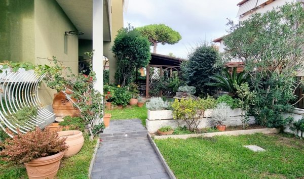 casa indipendente in vendita a Santa Marinella
